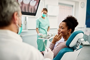 Patients with toothache talking to dentist at appointment